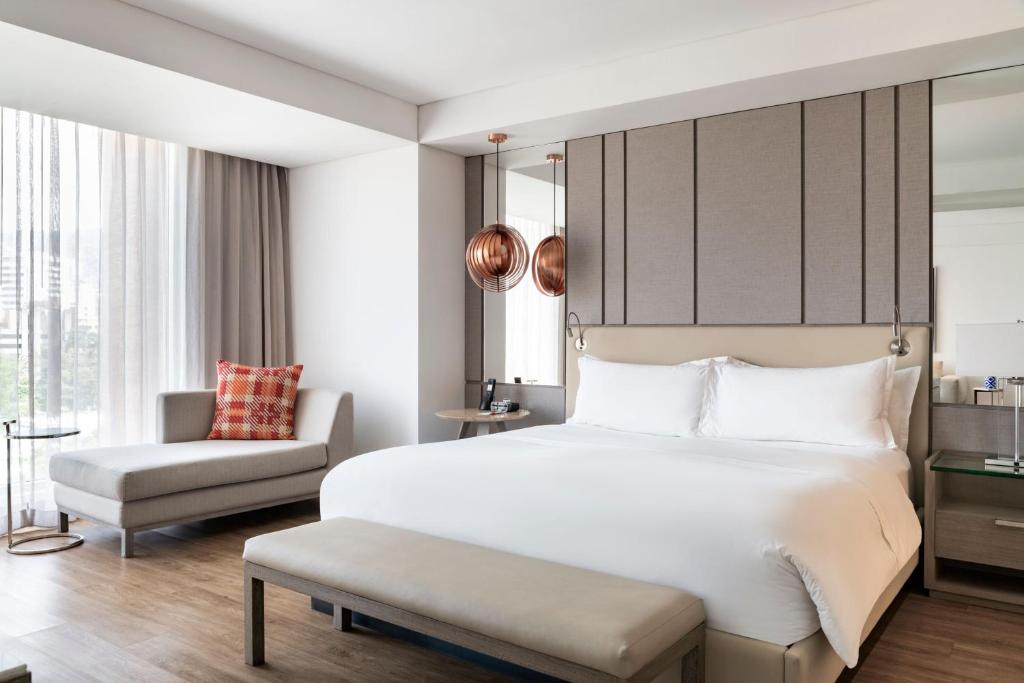 Postel nebo postele na pokoji v ubytování Medellin Marriott Hotel