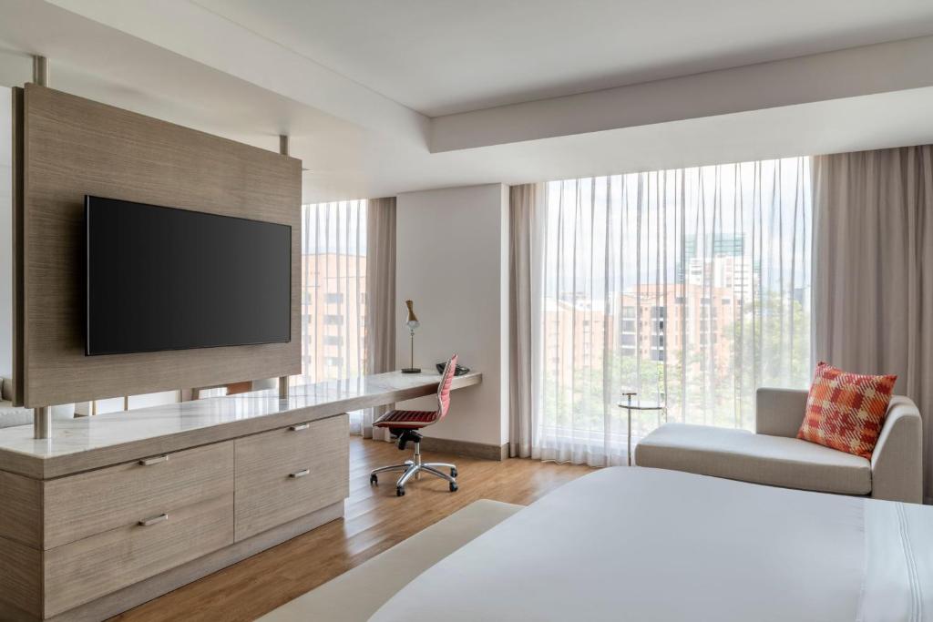 TV a/nebo společenská místnost v ubytování Medellin Marriott Hotel