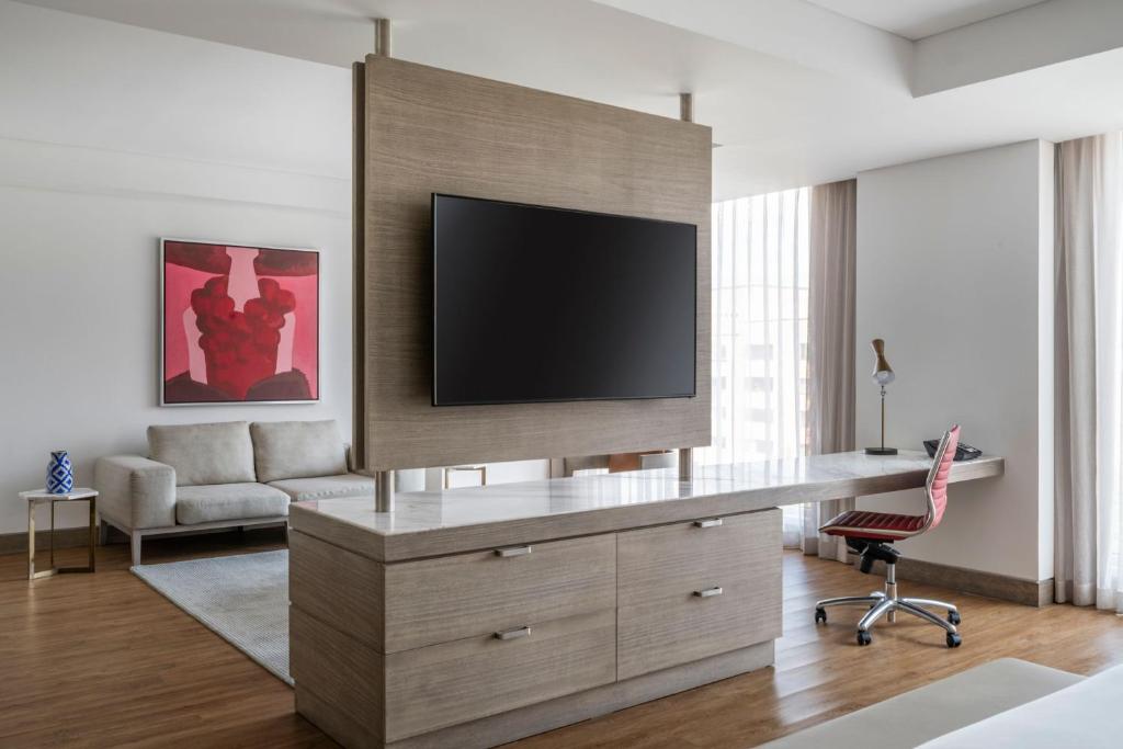 TV a/nebo společenská místnost v ubytování Medellin Marriott Hotel