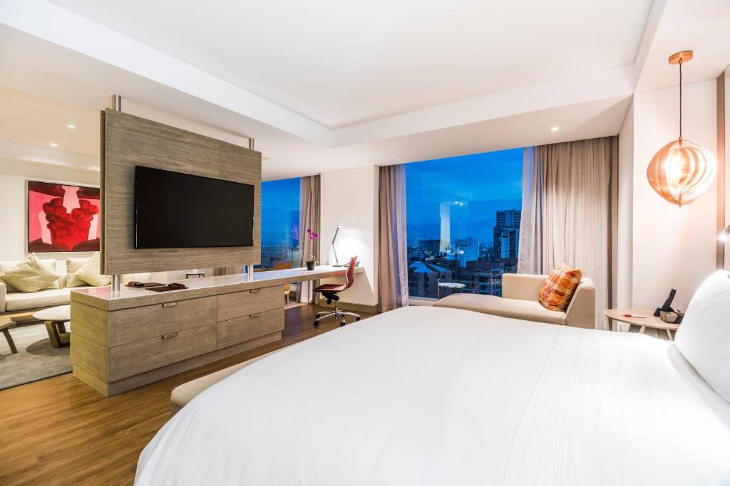 TV a/nebo společenská místnost v ubytování Medellin Marriott Hotel