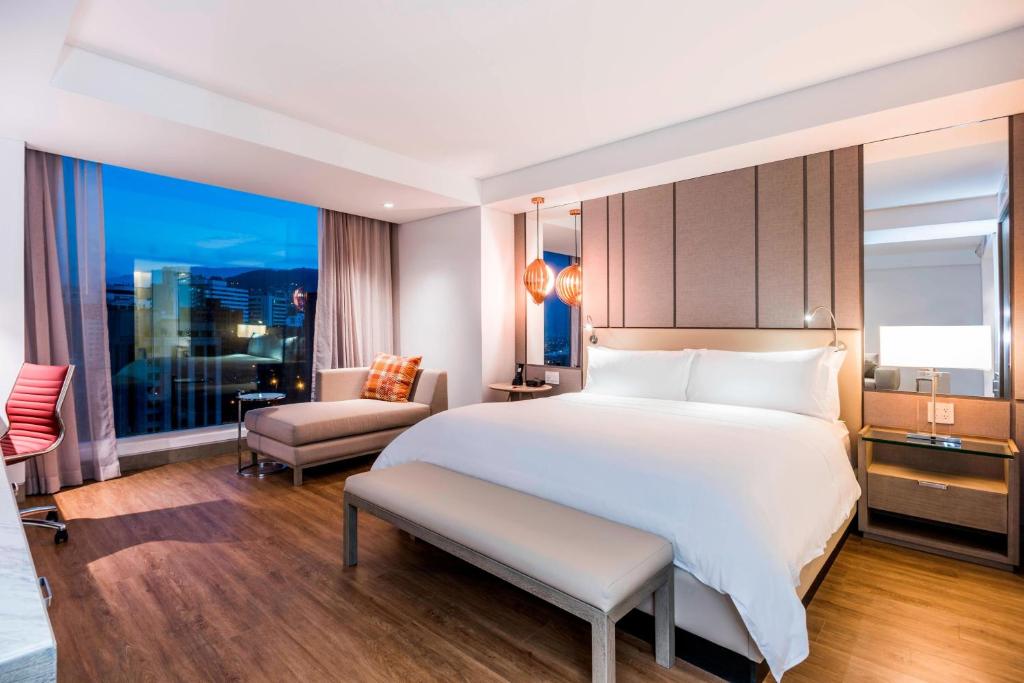 Postel nebo postele na pokoji v ubytování Medellin Marriott Hotel