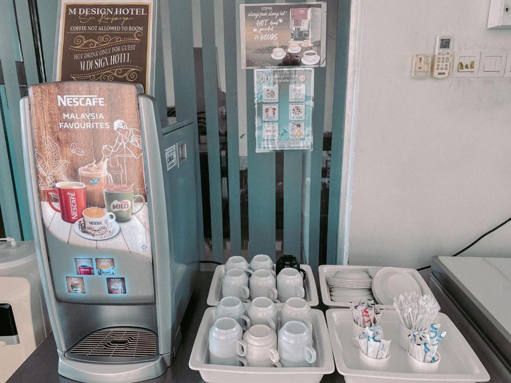 Příslušenství pro přípravu čaje a kávy v ubytování M Design Hotel @ Seri Kembangan