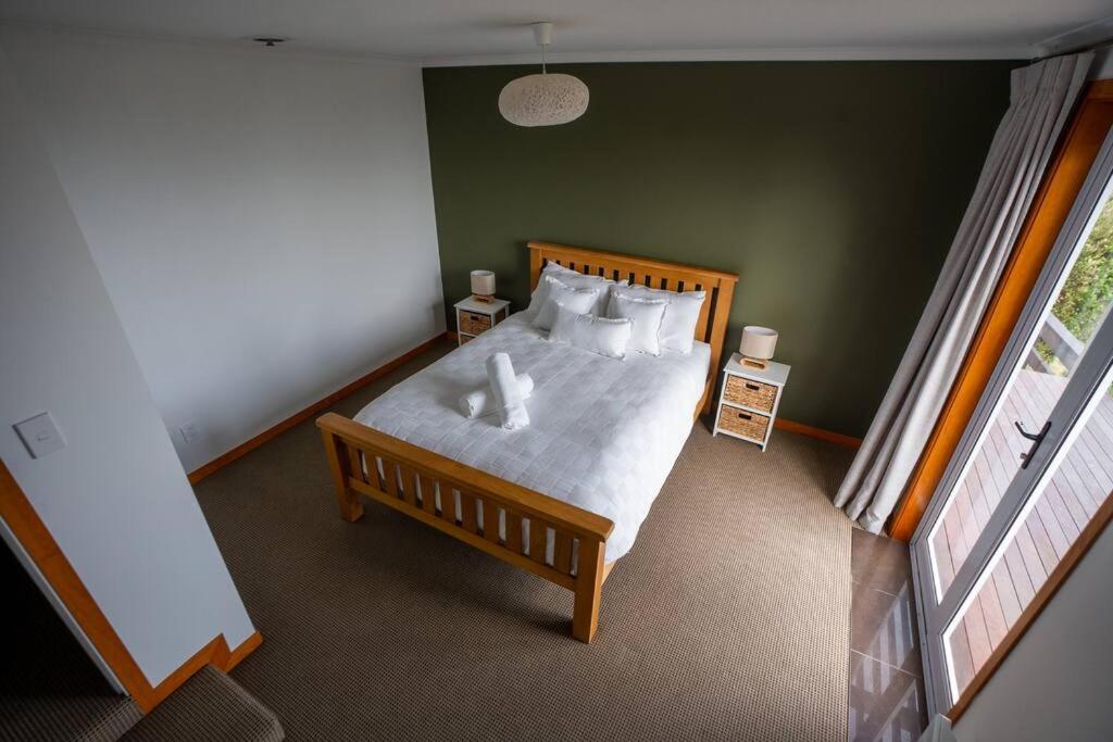 Hilltop Escape - Spa & Views - Resim 18