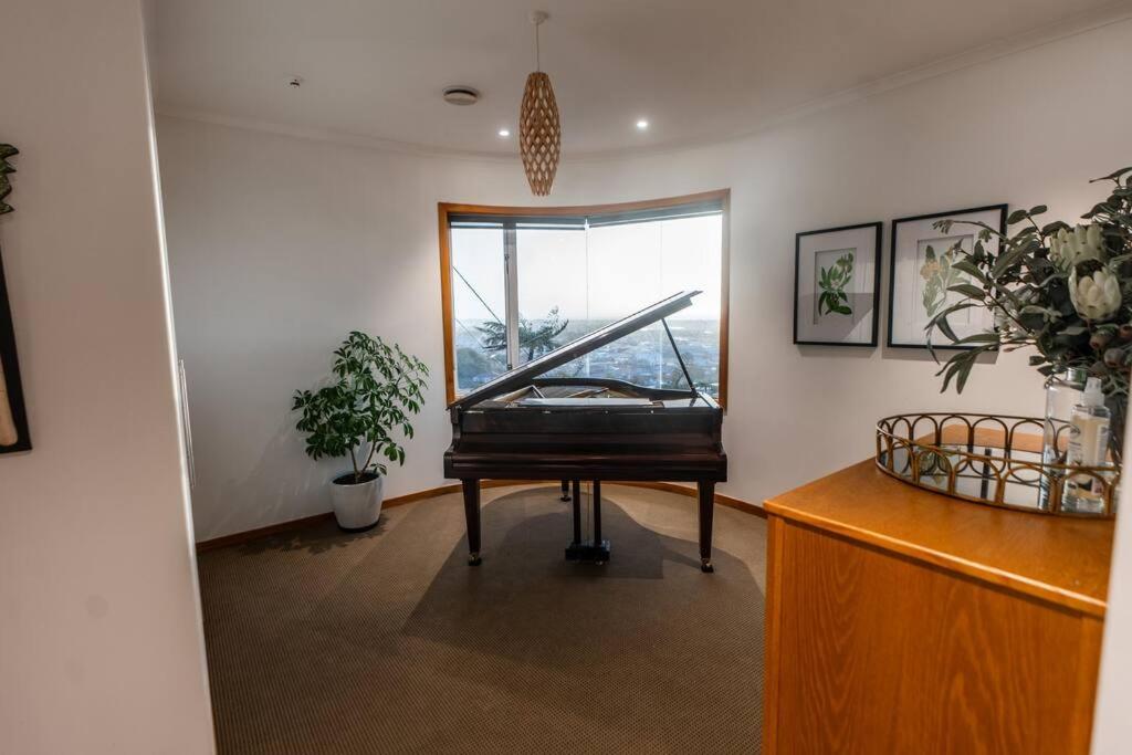 Hilltop Escape - Spa & Views - Resim 12