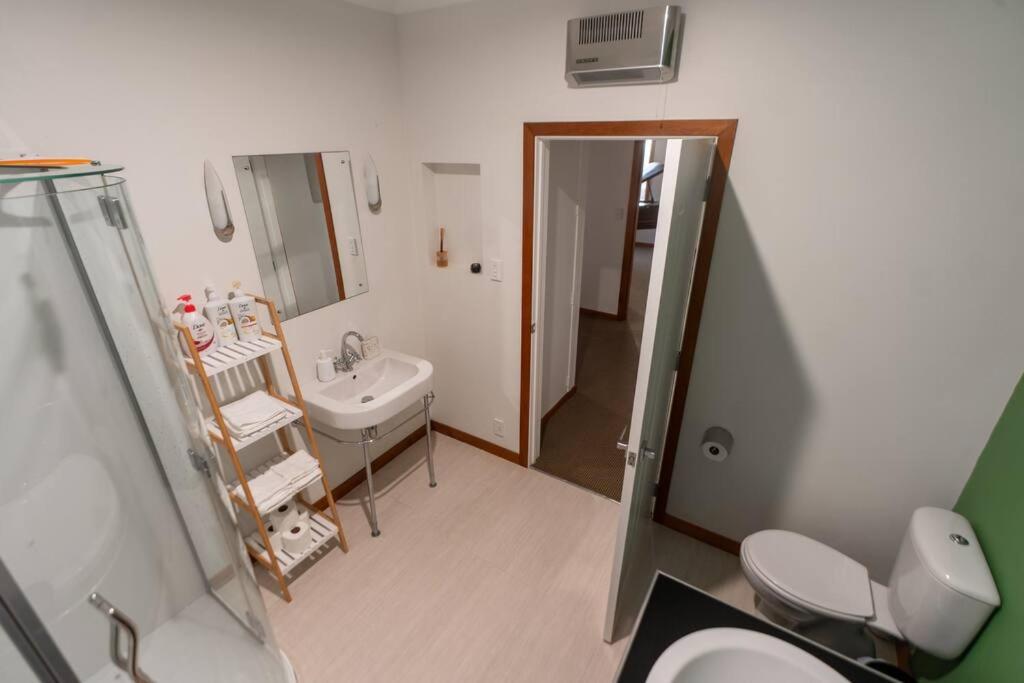 Hilltop Escape - Spa & Views - Resim 8