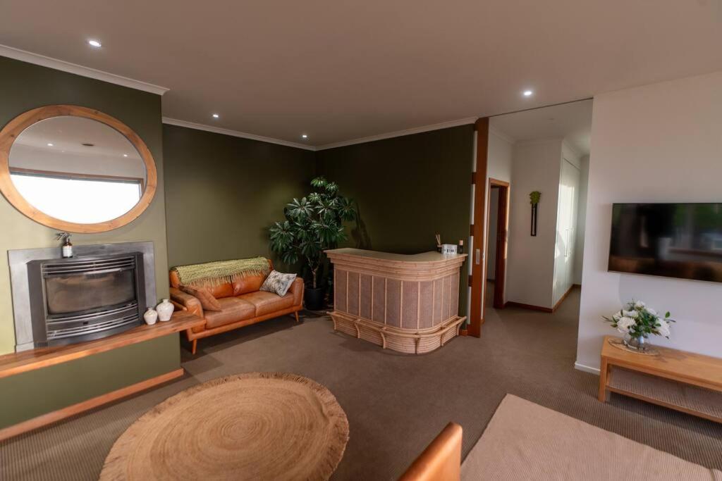 Hilltop Escape - Spa & Views - Resim 31