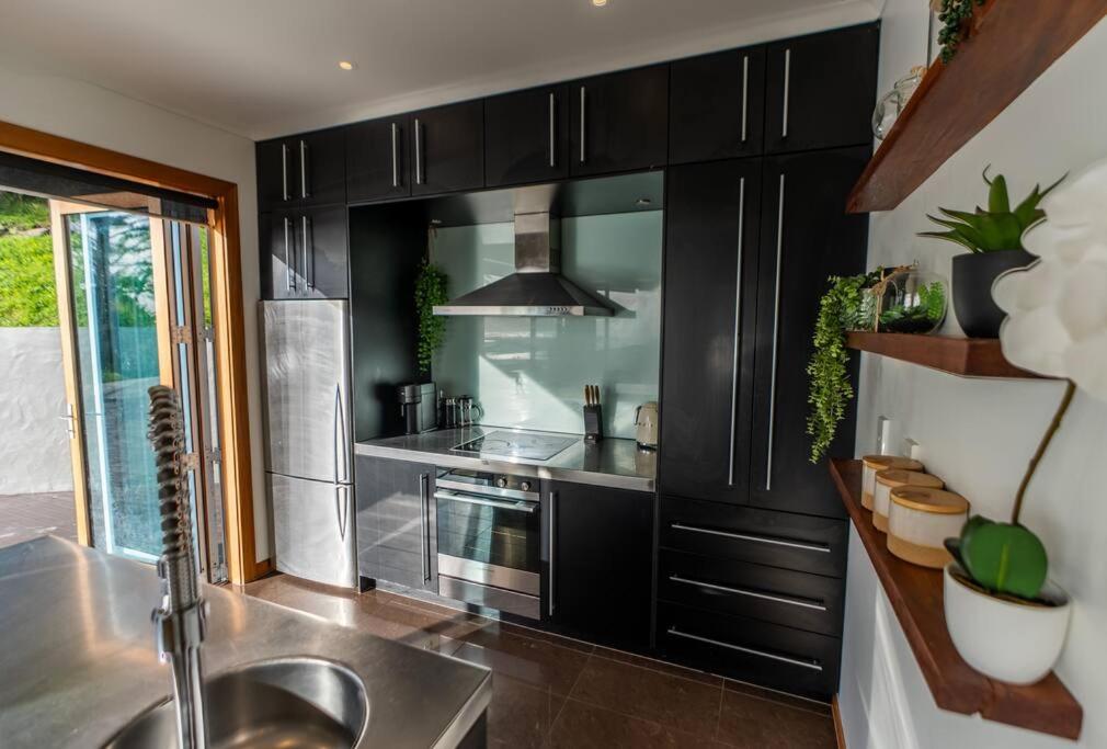 Hilltop Escape - Spa & Views - Resim 4