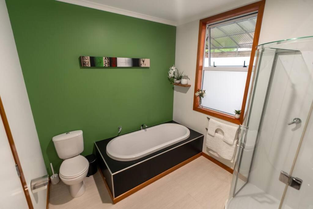 Hilltop Escape - Spa & Views - Resim 24