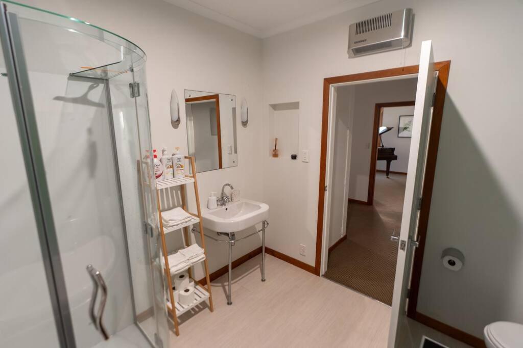 Hilltop Escape - Spa & Views - Resim 33