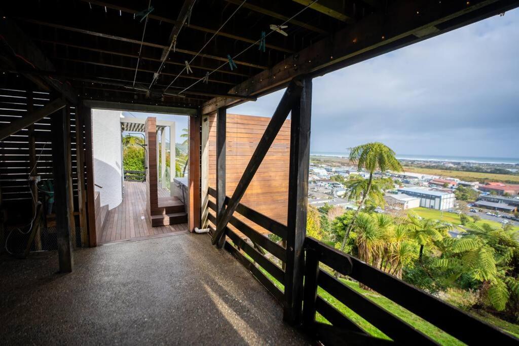 Hilltop Escape - Spa & Views - Resim 34