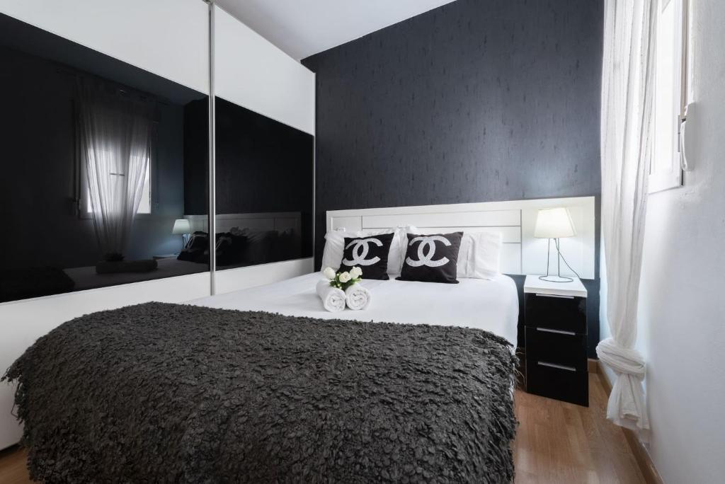 A bed or beds in a room at Apartamentos Day Madrid ILDEFONSO Centro Gran Via Sol Malasaña