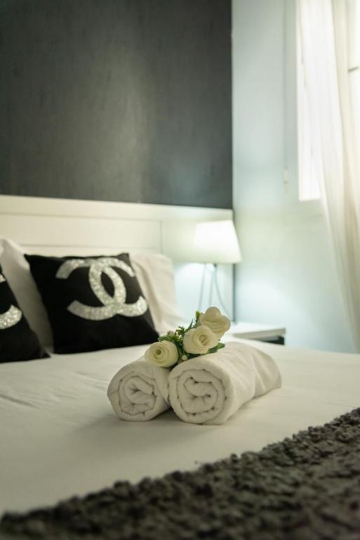 A bed or beds in a room at Apartamentos Day Madrid ILDEFONSO Centro Gran Via Sol Malasaña