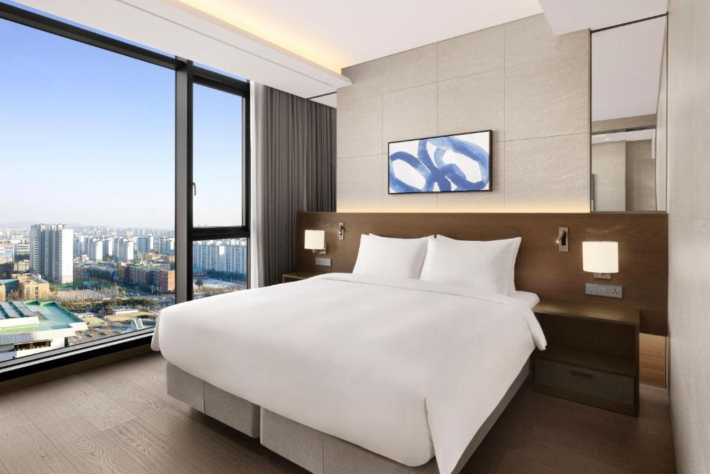 Postel nebo postele na pokoji v ubytování Four Points by Sheraton Suwon