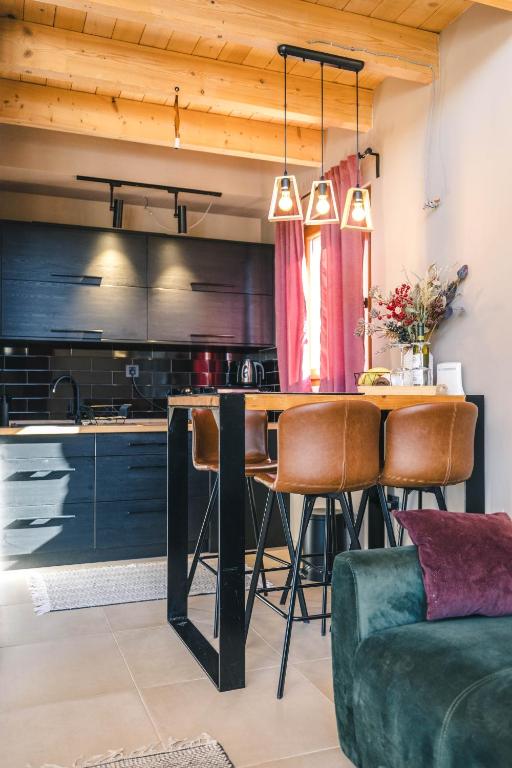 una cucina con tavolo e sedie in una stanza di Cortina resort a Ivanjica