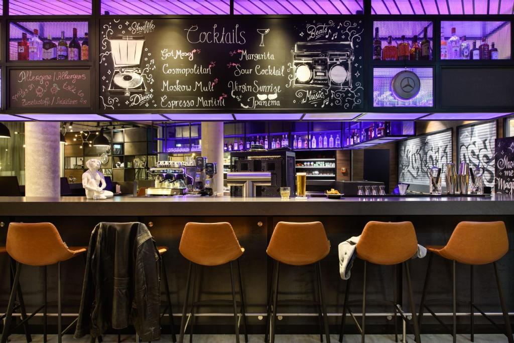 Lounge nebo bar v ubytování Moxy Stuttgart Feuerbach