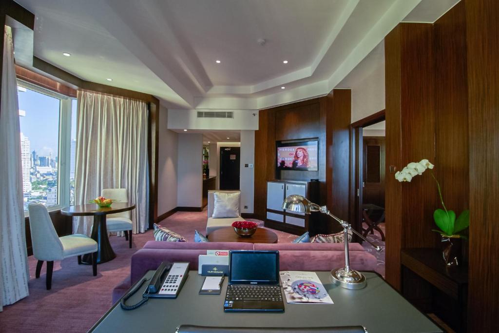 TV a/nebo společenská místnost v ubytování Diamond Hotel Philippines