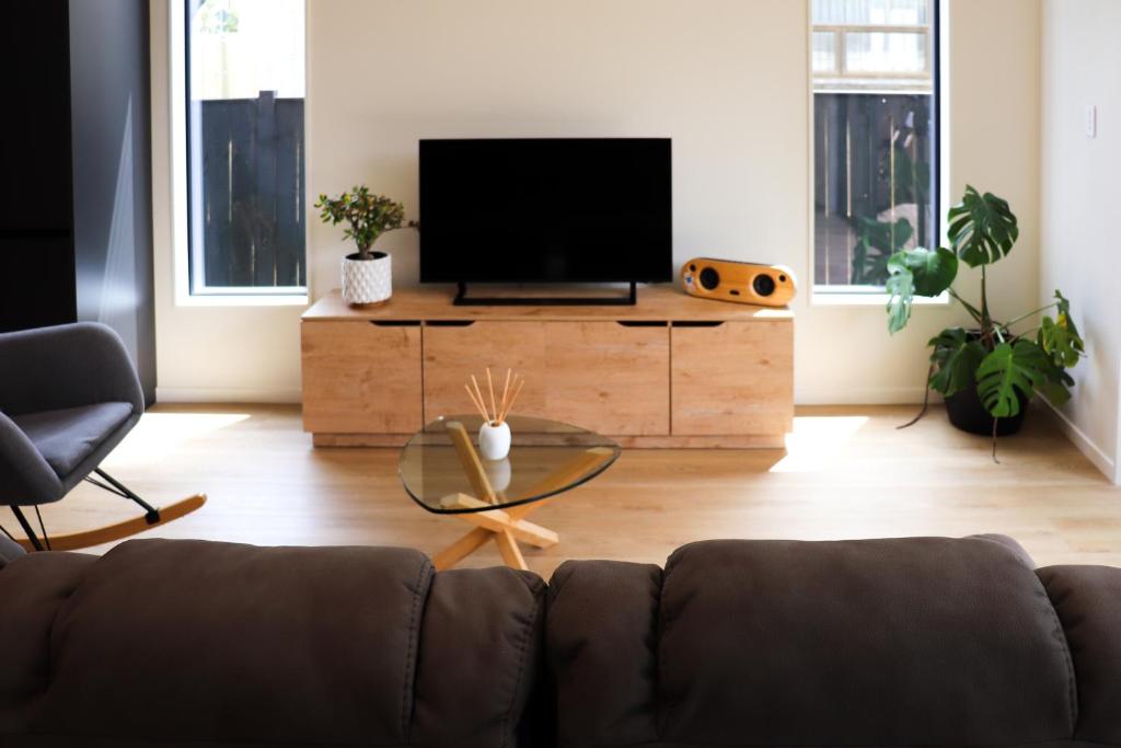 TV a/nebo společenská místnost v ubytování Large Bedroom with Private Bathroom Plus Shared Kitchen and Amenities