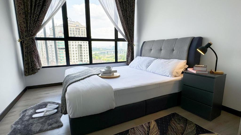 Postel nebo postele na pokoji v ubytování Putrajaya Antara Residence Air-Con Suite Facing Lake View
