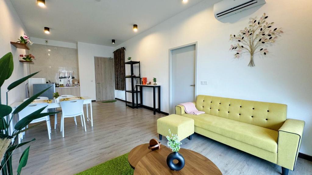 Posezení v ubytování Putrajaya Antara Residence Air-Con Suite Facing Lake View