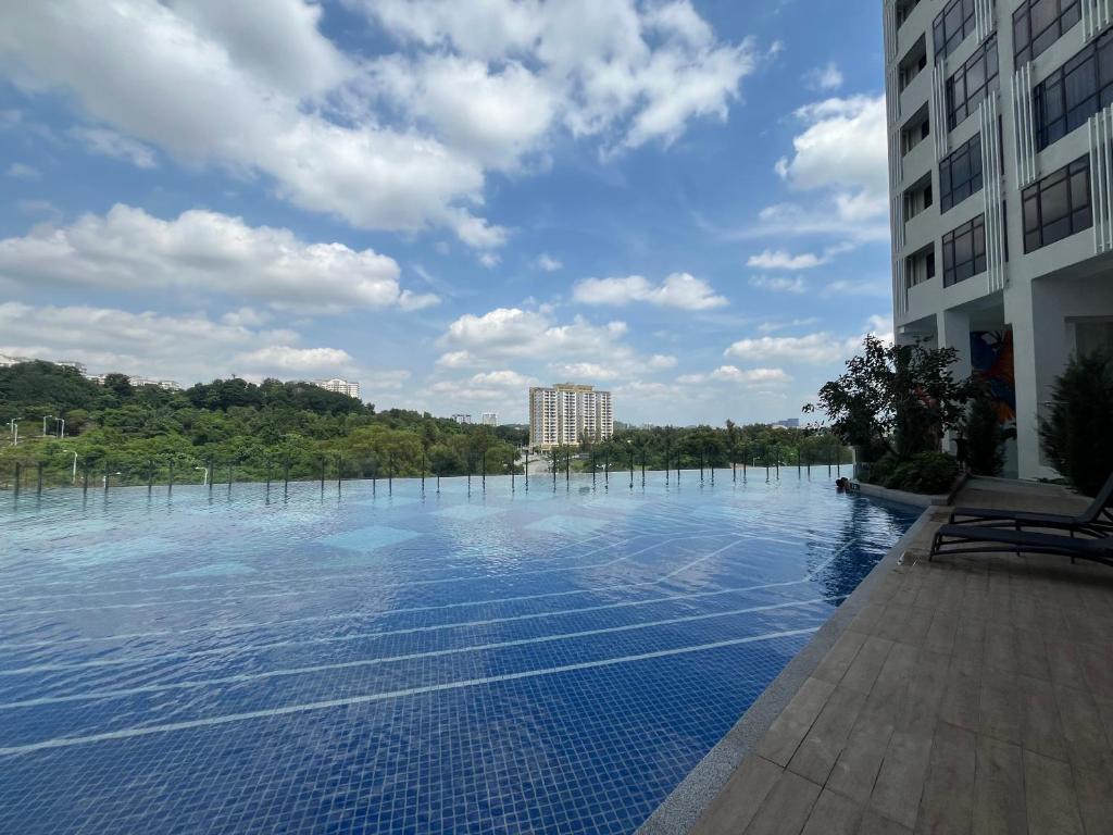 Bazén v ubytování Putrajaya Antara Residence Air-Con Suite Facing Lake View nebo v jeho okolí