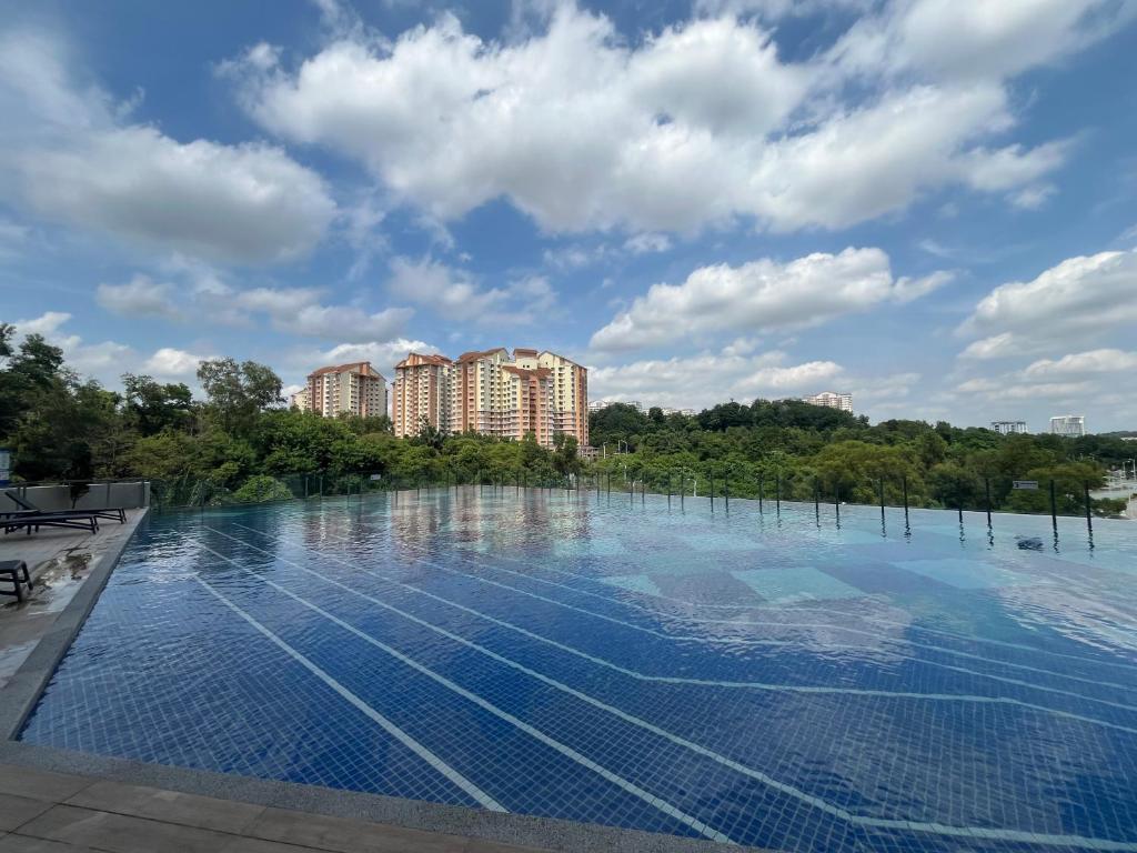 Bazén v ubytování Putrajaya Antara Residence Air-Con Suite Facing Lake View nebo v jeho okolí