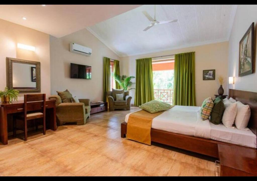 Телевизор и/или развлекательный центр в Aguada Anchorage - The Villa Resort, Candolim