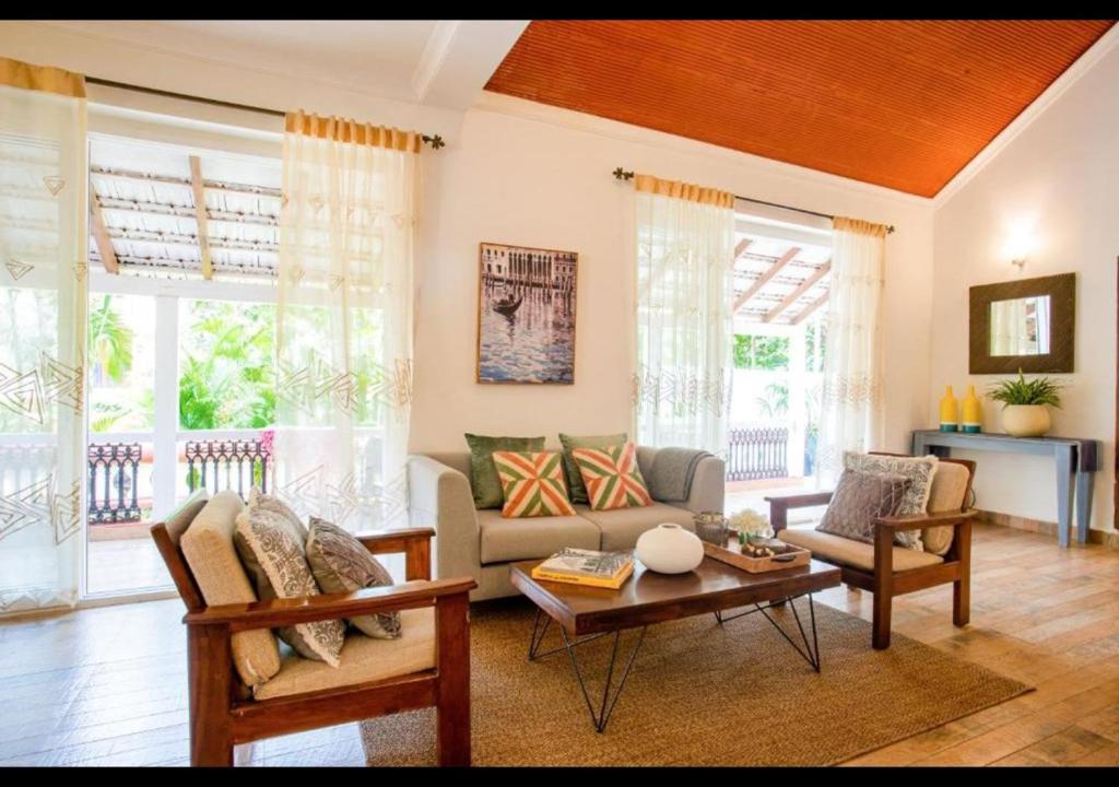 Гостиная зона в Aguada Anchorage - The Villa Resort, Candolim