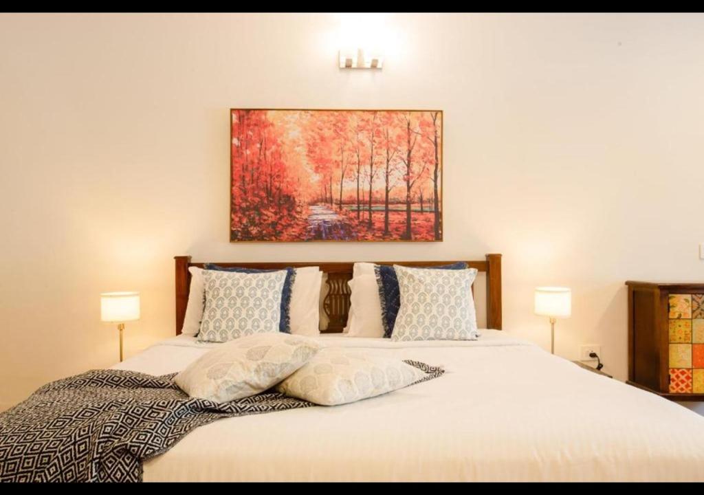 Кровать или кровати в номере Aguada Anchorage - The Villa Resort, Candolim