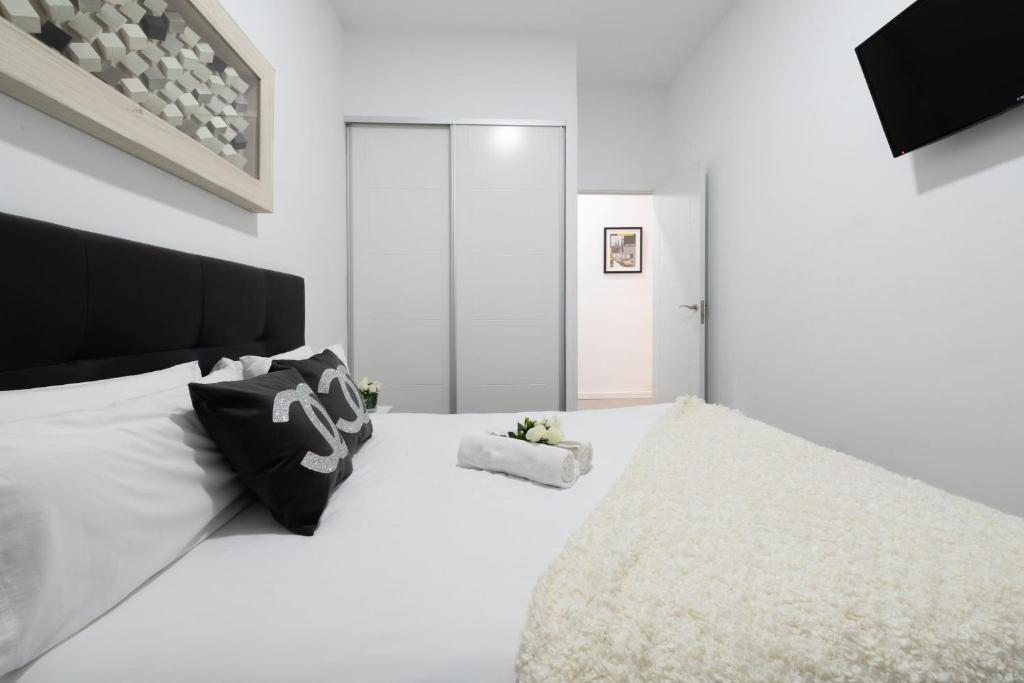 Postel nebo postele na pokoji v ubytování Apartamentos Day Madrid SOL Centro Gran Via