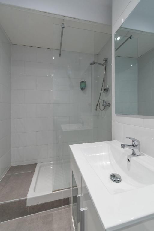 Koupelna v ubytování Apartamentos Day Madrid SOL Centro Gran Via
