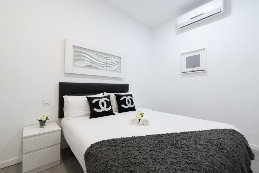 Postel nebo postele na pokoji v ubytování Apartamentos Day Madrid SOL Centro Gran Via