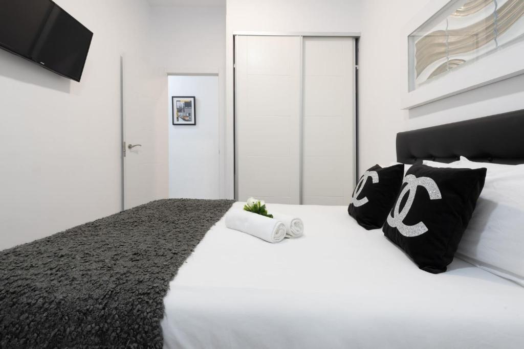 Postel nebo postele na pokoji v ubytování Apartamentos Day Madrid SOL Centro Gran Via