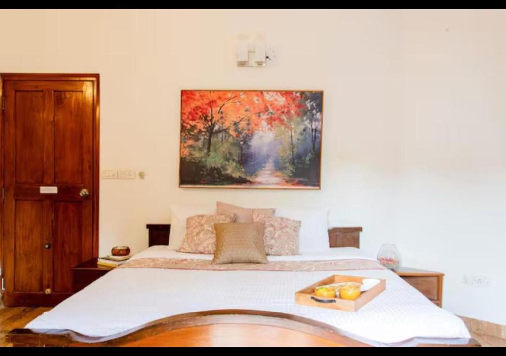 Кровать или кровати в номере Aguada Anchorage - The Villa Resort, Candolim