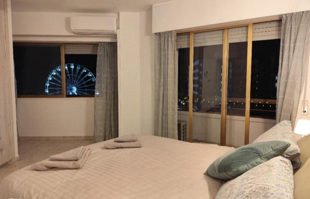 Postel nebo postele na pokoji v ubytování Marina view seaside apartment