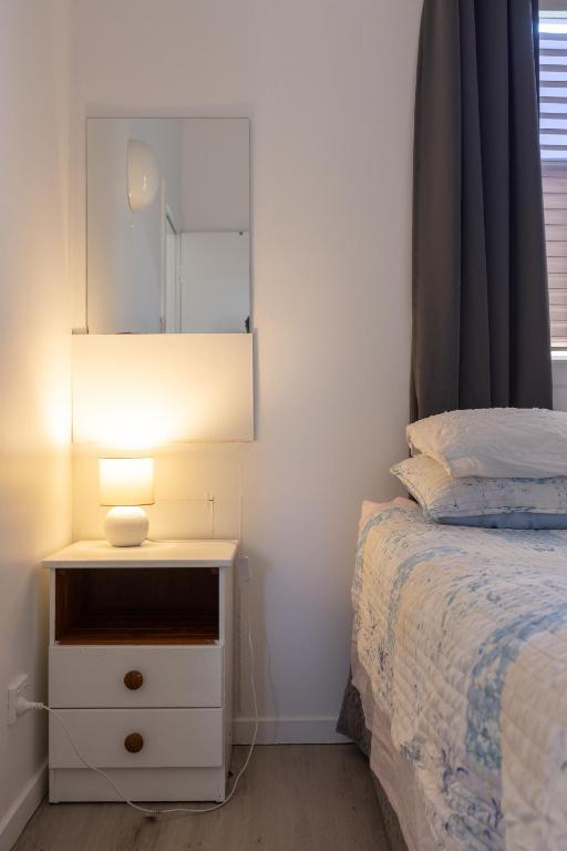 Postel nebo postele na pokoji v ubytování Zen Escape Guest House " Location 2" - Serene Loft, Zen Garden Tiny Home, Nooky Studio