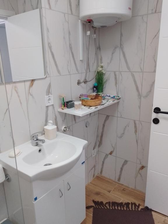 Kuhinja ili čajna kuhinja u objektu Apartman ELIT Srebrno jezero