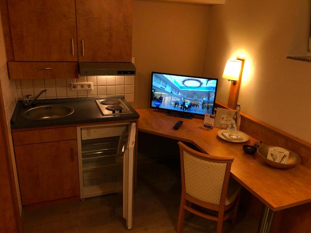 Kuchyň nebo kuchyňský kout v ubytování Hofgut Langenborn Wohnen auf Zeit möblierte Apartments Aschaffenburg Alzenau Frankfurt