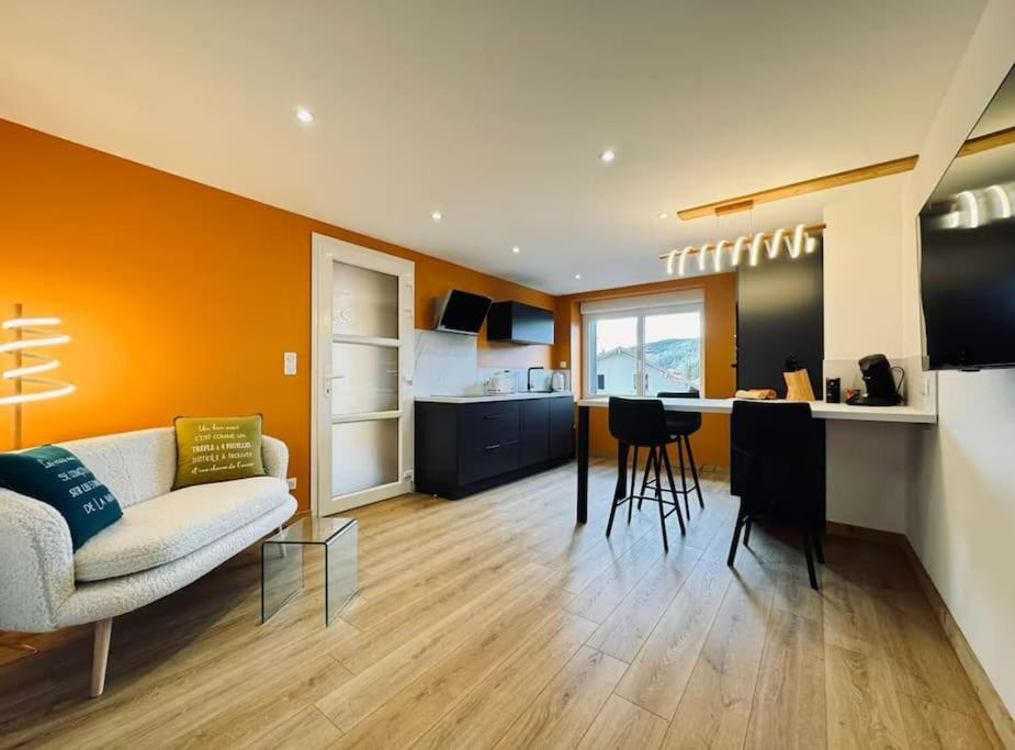 Kuchyň nebo kuchyňský kout v ubytování Les Confiseries, appartement 2 pièces et terrasse