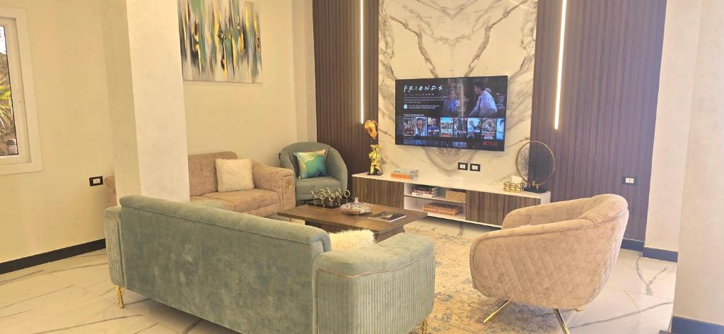 TV a/nebo společenská místnost v ubytování Luxury Royal Blue Family Villa 8pers private pool