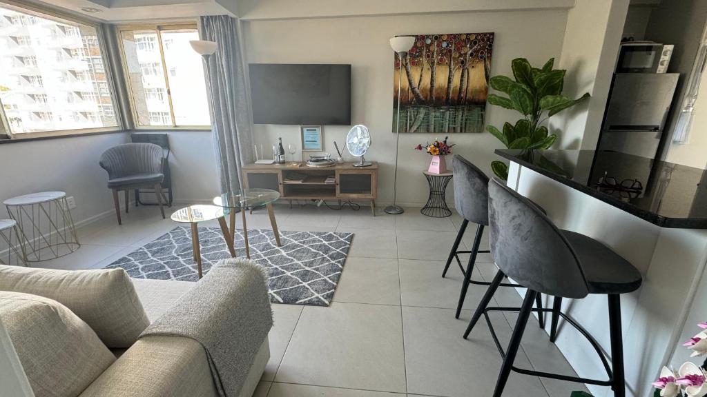 开普敦Centurion 207 Luxury Sea Point one bedroom apartment with access to magnificent pool Perfect location by Super Host Melvyn的带沙发和桌子的客厅