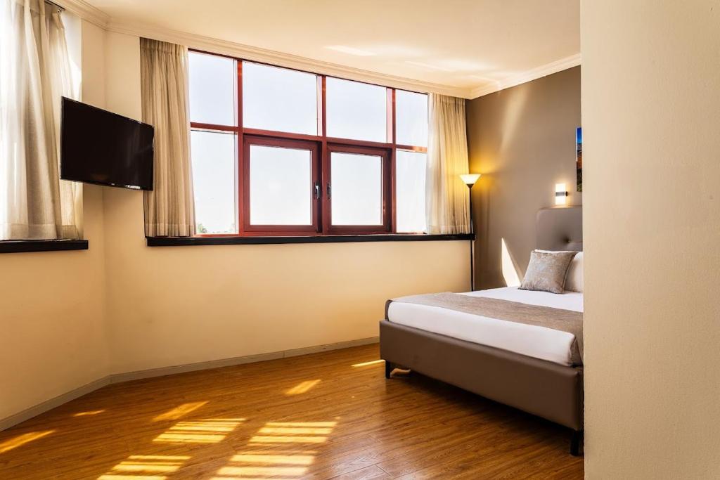 Postel nebo postele na pokoji v ubytování Inbar Hotel