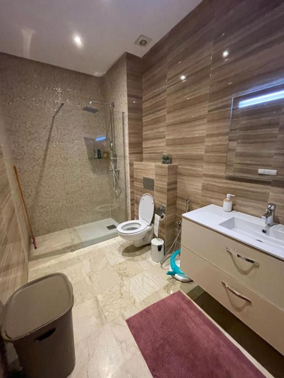 Un baño con inodoro, ducha y lavabo. en Résidence hivernage Agadir Bay, beach, pool, proche Sofitel, en Agadir
