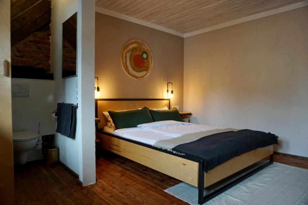Postel nebo postele na pokoji v ubytování Hofgut Langenborn Wohnen auf Zeit möblierte Apartments Aschaffenburg Alzenau Frankfurt