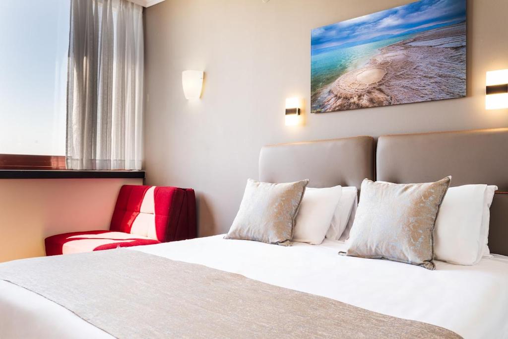 Postel nebo postele na pokoji v ubytování Inbar Hotel