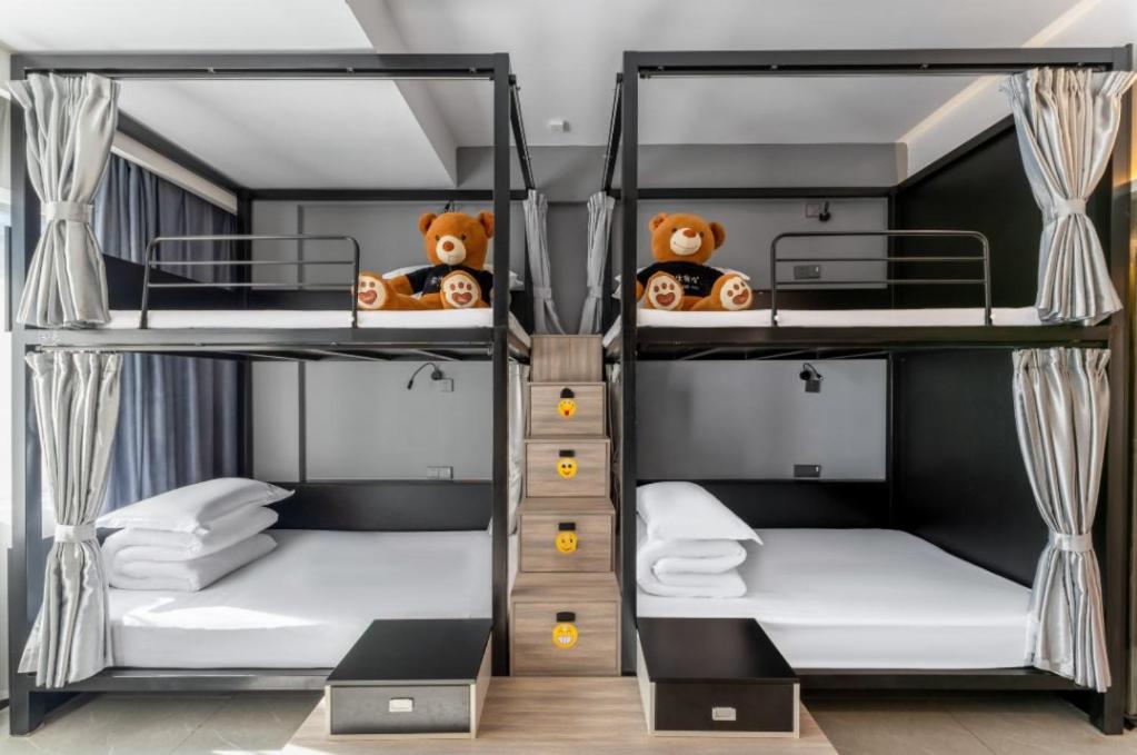 Postel nebo postele na pokoji v ubytování Yangshuo EMOJI YOUTH HOSTEL