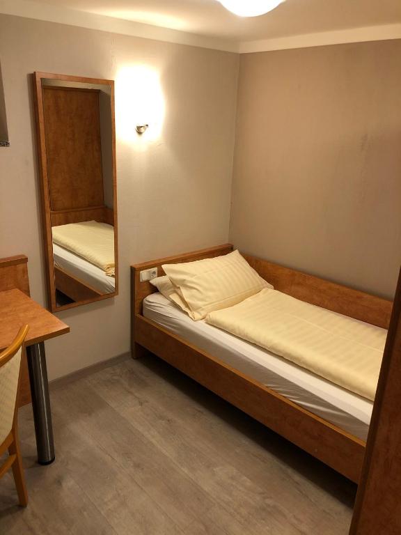 Postel nebo postele na pokoji v ubytování Hofgut Langenborn Wohnen auf Zeit möblierte Apartments Aschaffenburg Alzenau Frankfurt