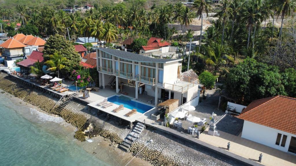 eine Luftaufnahme eines Hauses neben dem Wasser in der Unterkunft Noosa Dive Resort in Nusa Penida