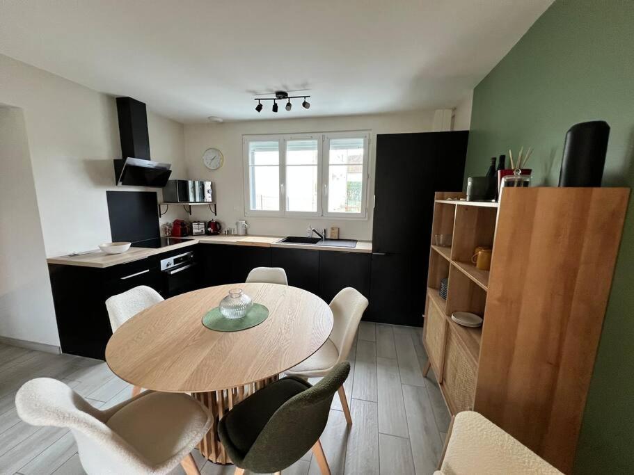 Η κουζίνα ή μικρή κουζίνα στο Maison rénovée haut de gamme de centre-ville