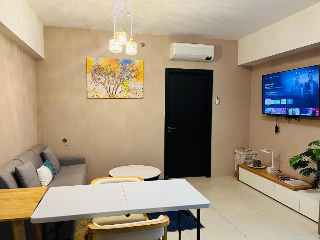 TV a/nebo společenská místnost v ubytování AeonTower Suites&Hotel by CMC