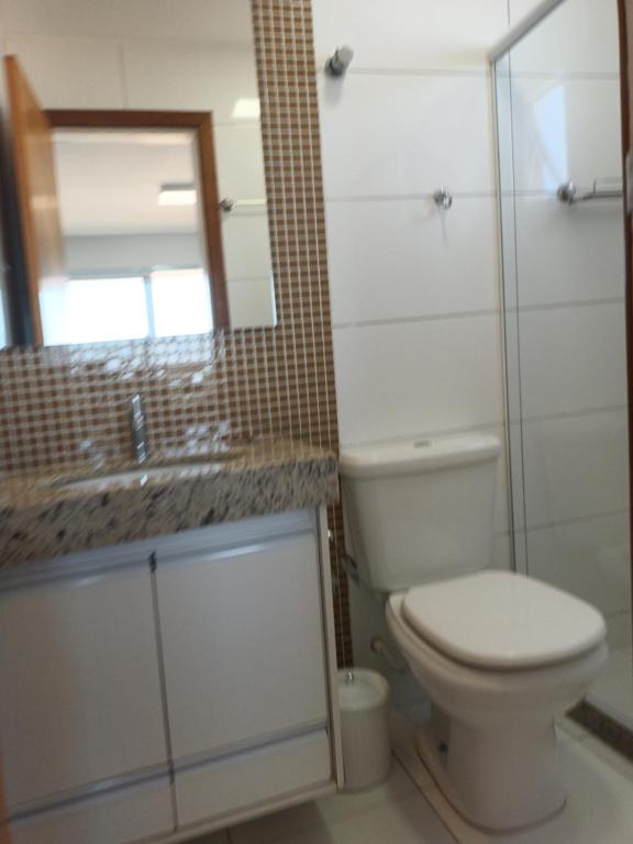 Phòng tắm tại VISTA MAR DESLUMBRANTE, apto novo e moderno, a uma quadra da praia, redes de proteção, quartos com ar condicionado, roupas de cama e banho, TV 65, wi fi, Sky, cadeiras de praia, prédio com piscina, portaria 24 horas e 2 vagas